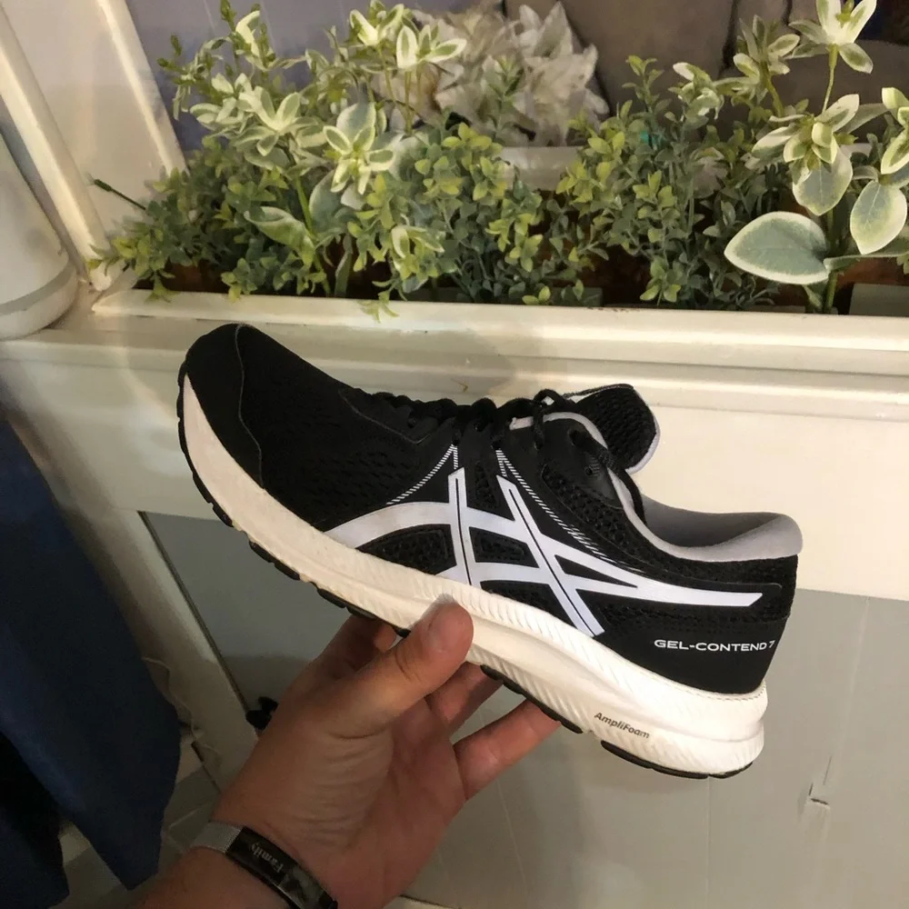 Women’s ASICS Gel Contend 7 Black White size 10